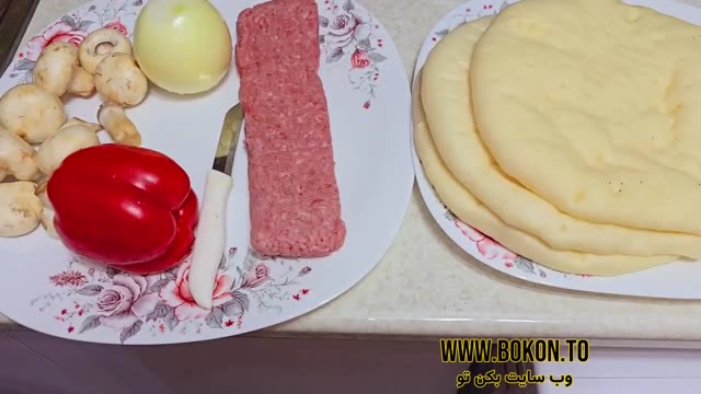 بدن نمایی، آشپزی کردن خانوم یوتیوبر ایرانی با لباس سکسی.mp4
