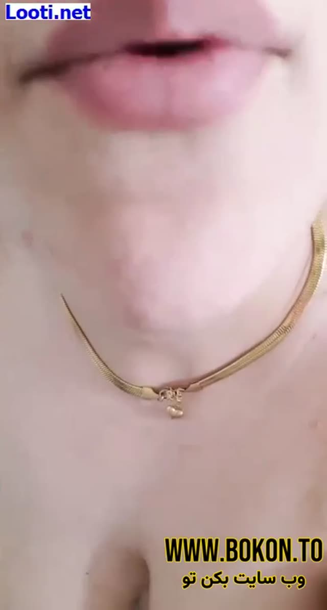 دختر ممه گنده لخت مادرزاد شده و بدن نمایی و کص و کون نمایی میکنه و حرفای سکسی میزنه.mp4