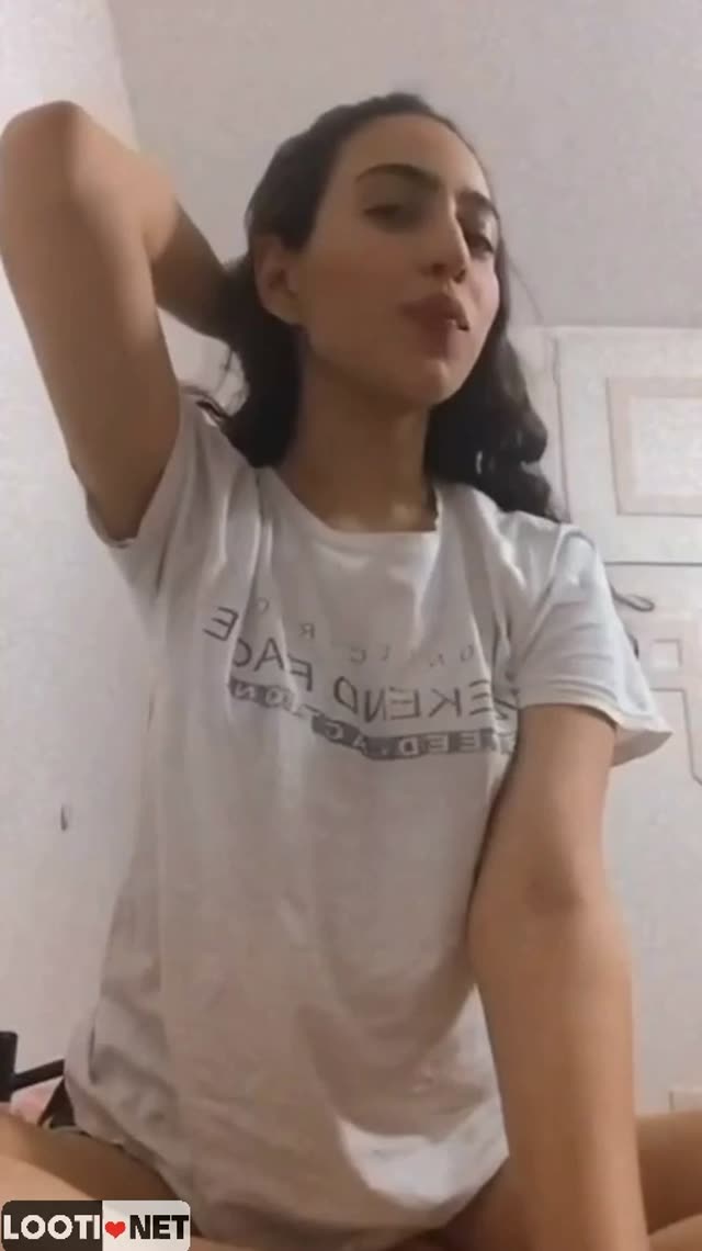 بدن نمایی داف سکسی وطنی برای پارتنرش قسمت 1