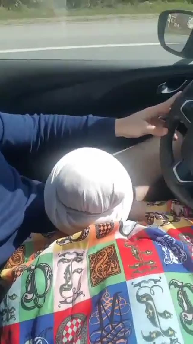 ساک زدن زن محجبه تو ماشین برای شوهرش