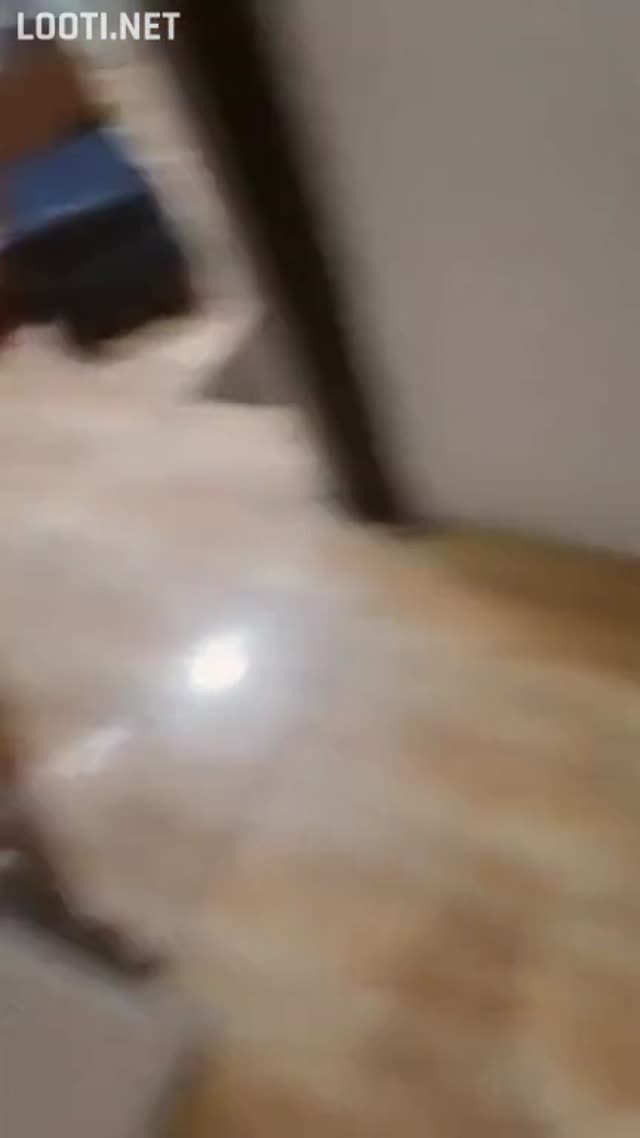 پسره میره اتاق دوست دخترش دلیدو میکنه تو کون دختره با این که کیرش راسته