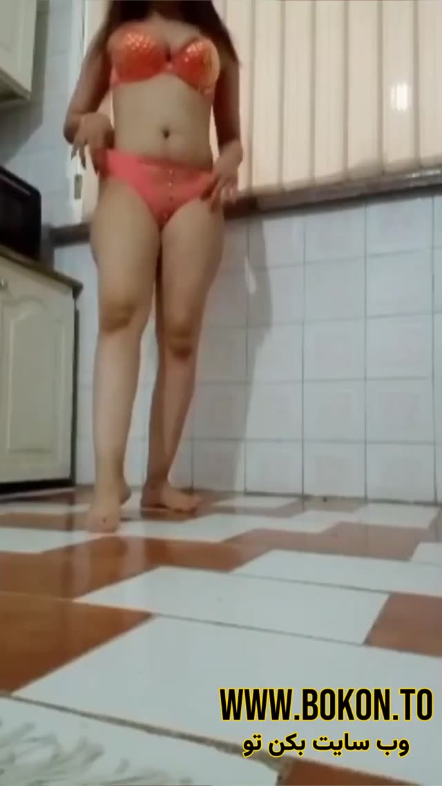 دختر جوون و ممه گنده خوشگل جلو دوربین کص و کونش رو نشون میده.mp4