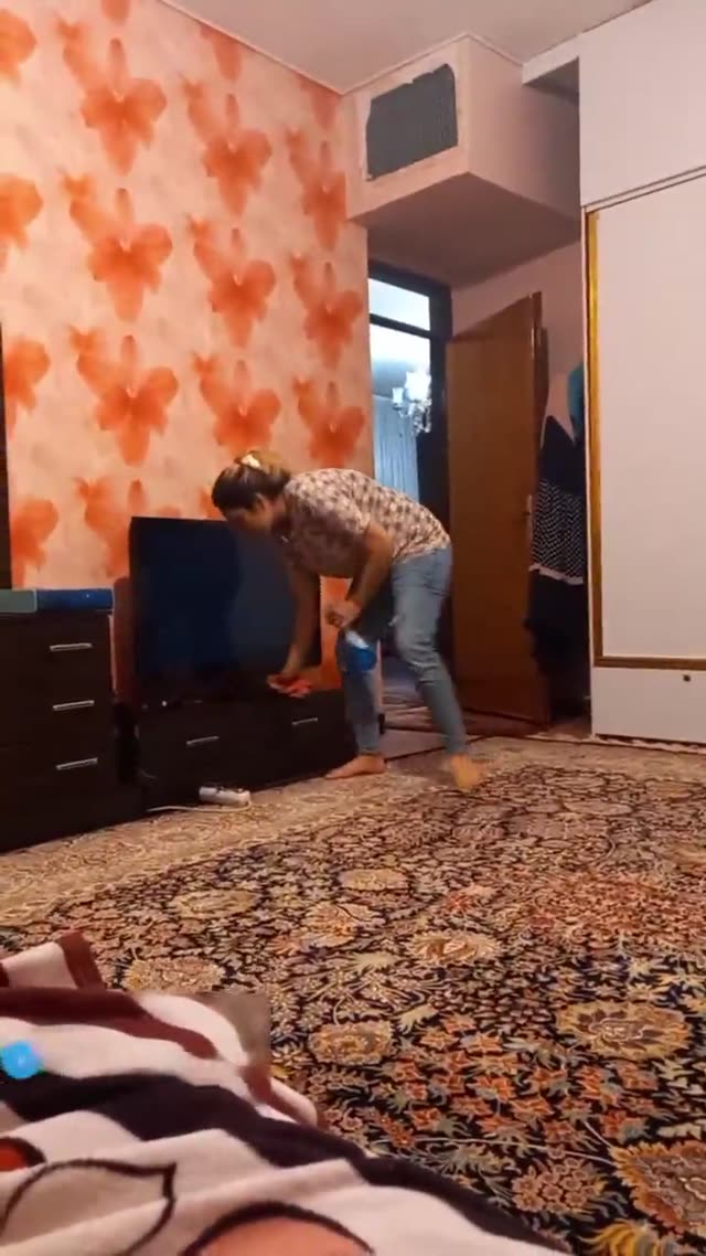 مخفی از زن ایرانی در حال گردگیری