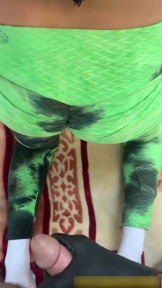 اول سوراخ کون دختره رو آماده میکنه بعد کیرشو میکنه تو سوراخ کونش
