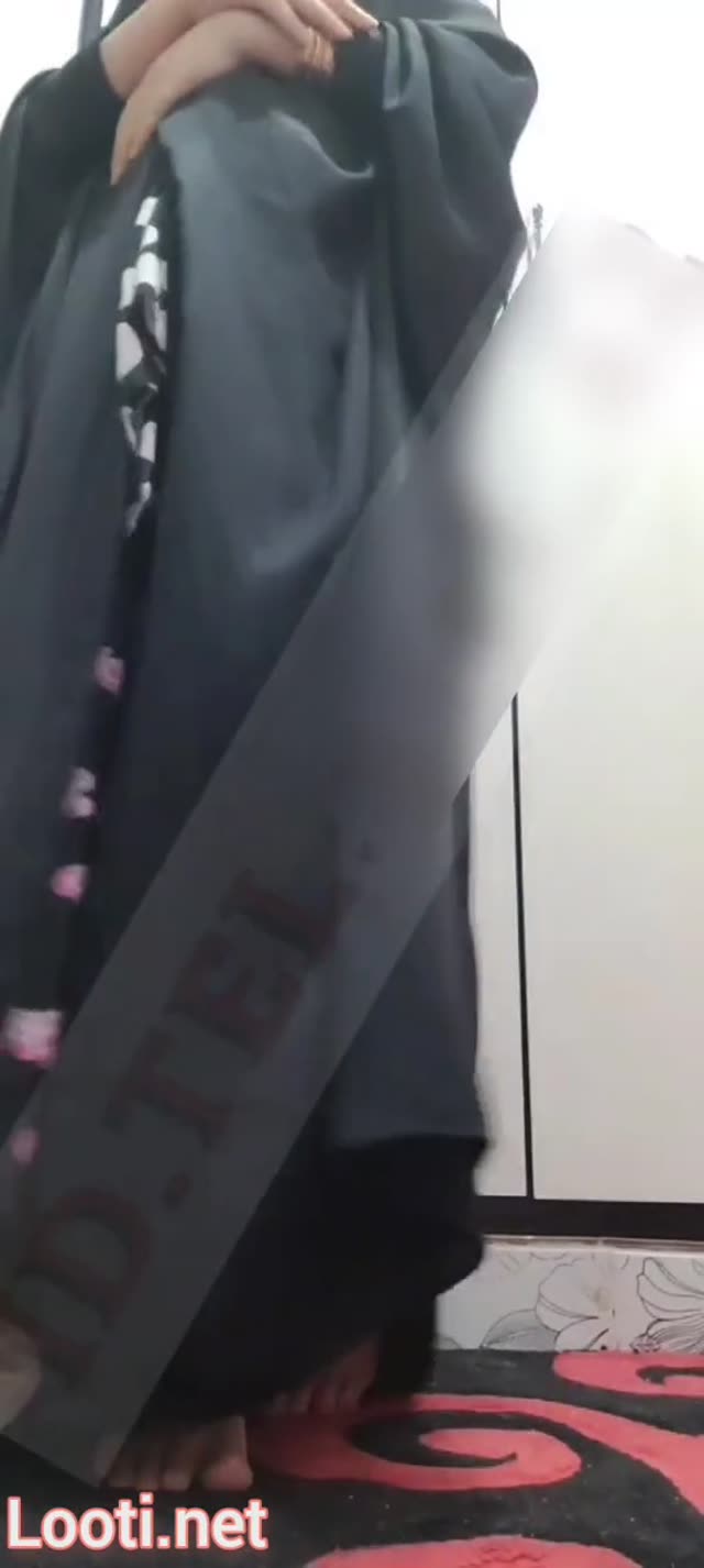 بدن نمایی داستانی دختر حشری با چادر کم کم لخت میشه و میره حموم بدنش کف مالی میکنه و خیار میکنه تو کصش