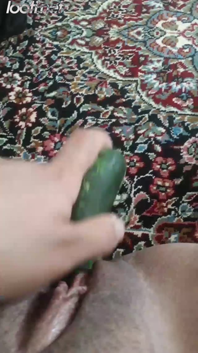 میلف سکسی ایرانی خیار میکنه تو کصش