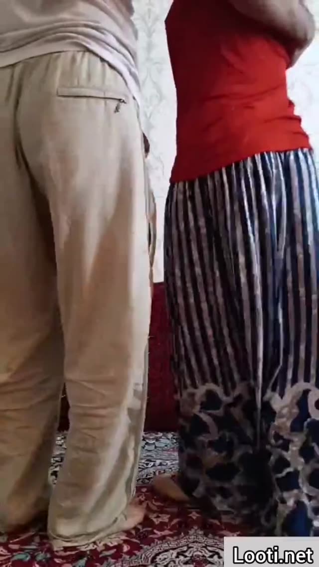هدیه رو لختش میکنه بعد یه شورت و سوتین میکنه تنش