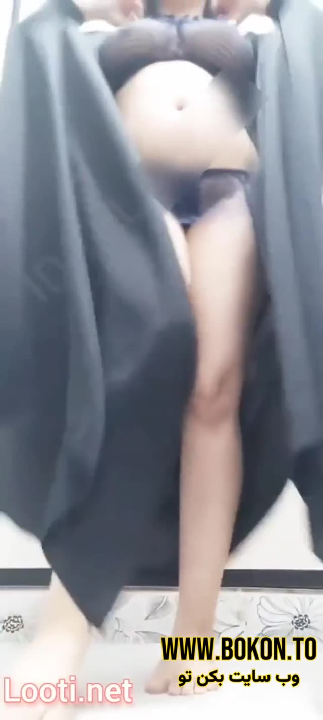 بدن نمایی دختر محجبه کم کم لخت میشه و بورس میکنه تو کصش.mp4
