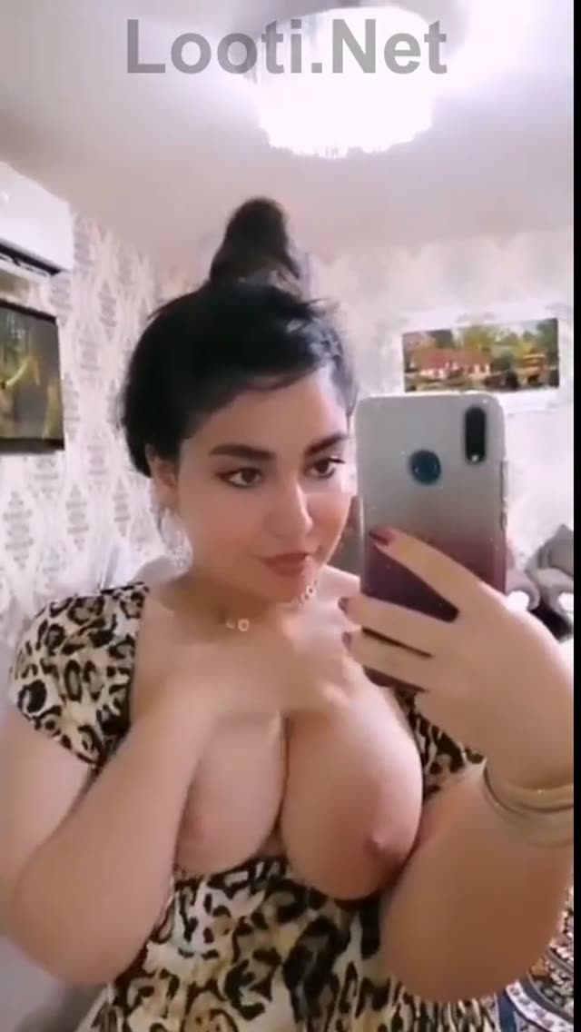 دختره سینه ها رو انداخته بیرون و داره بدن نمایی میکنه