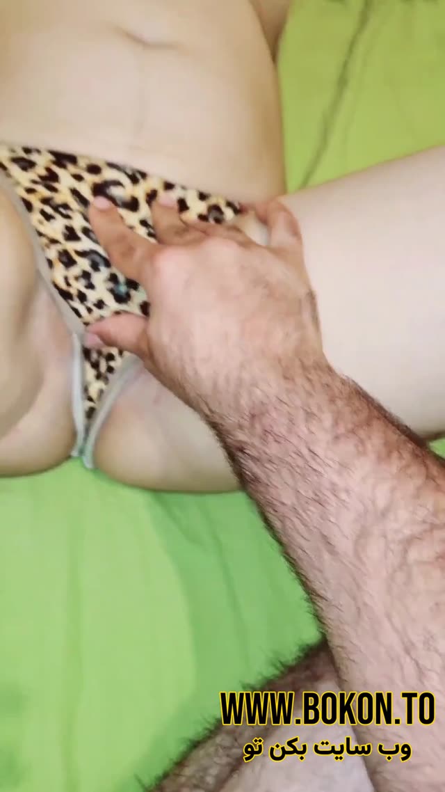 پسره اول لنگ در هوا میکنتش بعد داگی استایل سکس میکنن.mp4