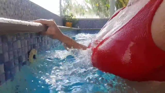 سکس با میلف سکسی و حشری تو استخر