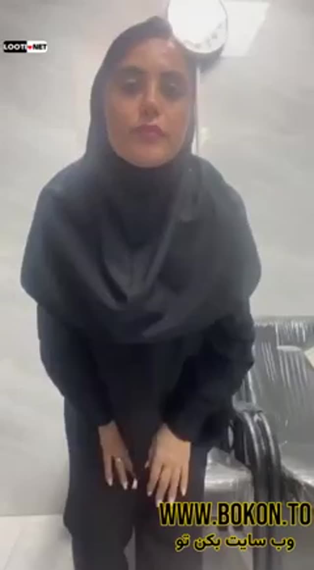 اندام نمایی با حلقه تو دست سر کار لخت میشه کس خامه زدشو میماله.mp4