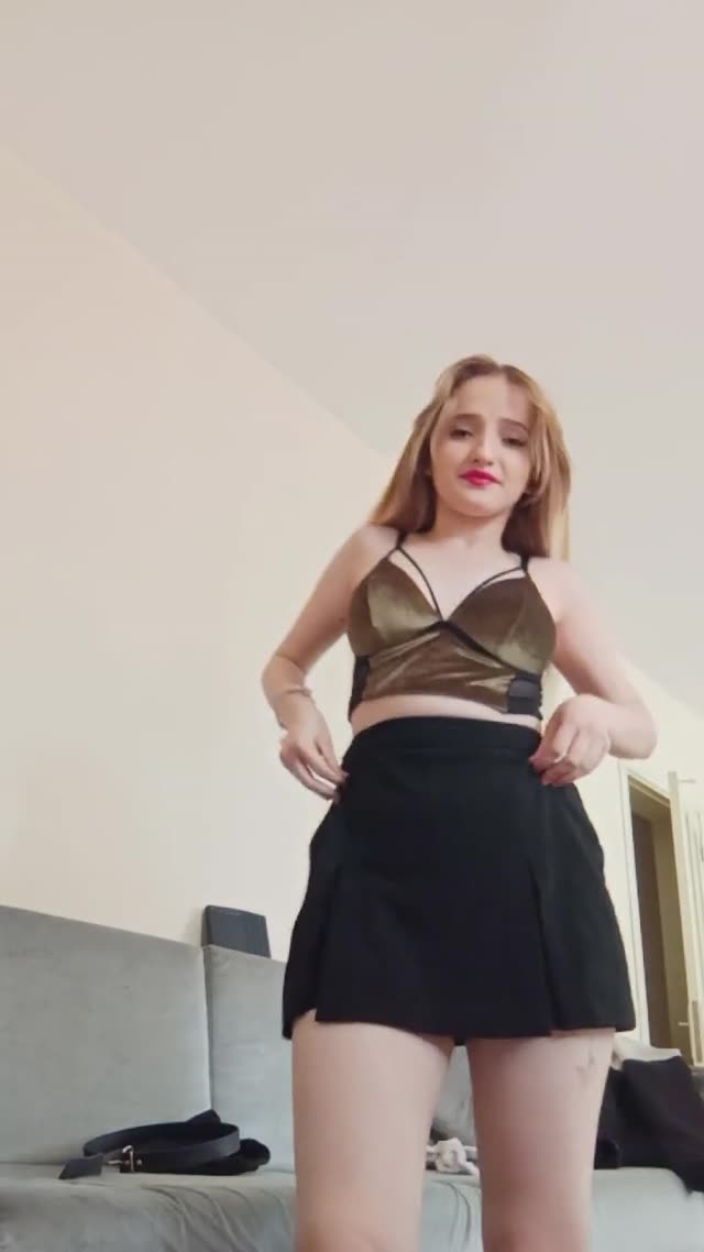 رقص و دلبری دختر سفید و خوشگل ترک