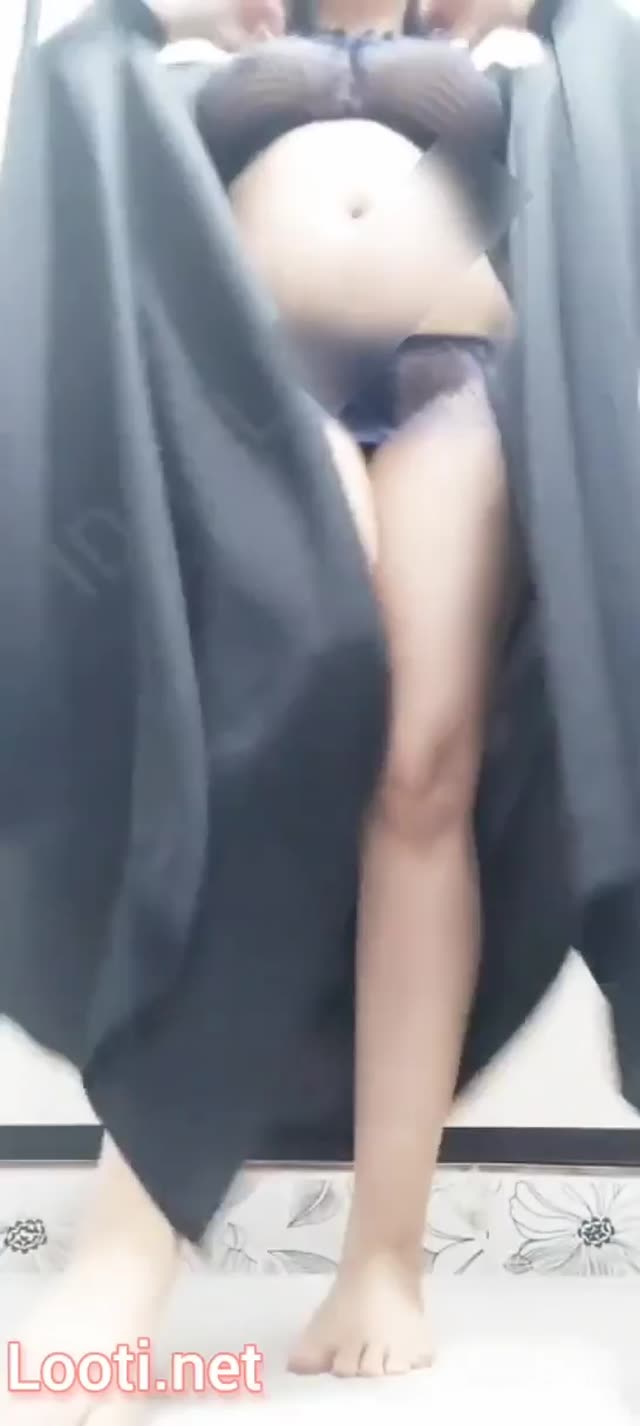 بدن نمایی دختر محجبه کم کم لخت میشه و بورس میکنه تو کصش