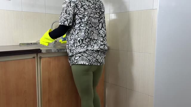 سکس با خواهرش در حال ظرف شستن