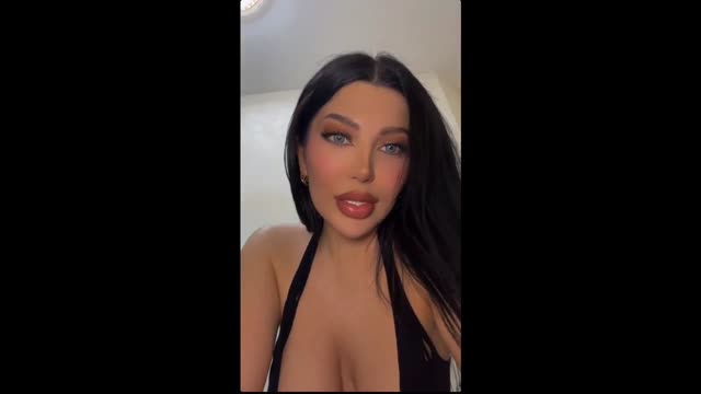 لایو سکسی نسیم. کونشو نشون میده چند جام نوک ممه هاش معلوم میشه