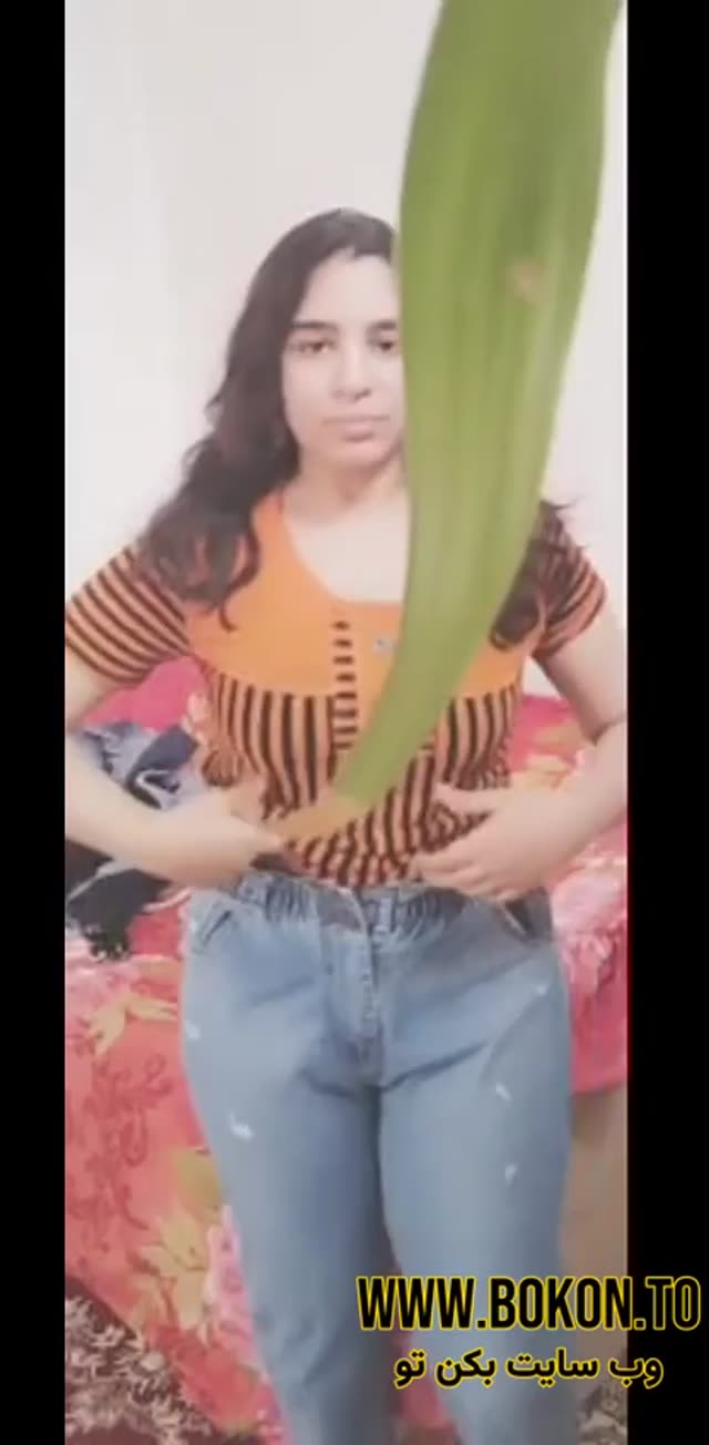 دختر حشری کم کم لخت میشه و کص و کون نمایی میکنه.mp4