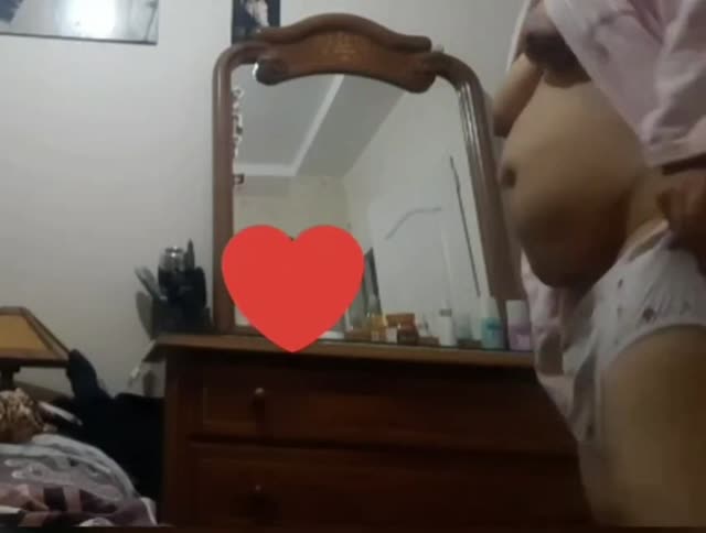 مخفی از لباس پوشیدن زن سن بالا