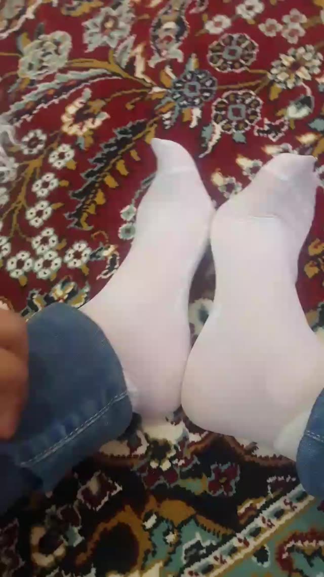 نمایش پاهای سکسی با جوراب از دختر ایرانی