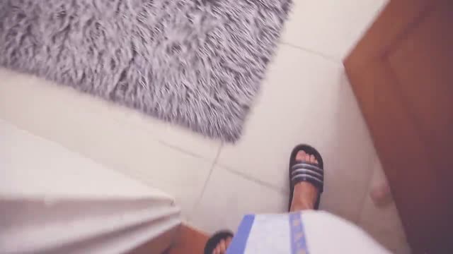 کلیپ خفن سکس زوج جوان رو تخت دراز کشیده کتاب میخونه پسره میاد داگی میکنه و ارضا میشن