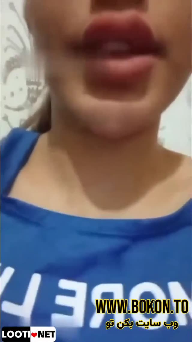 بدن نمایی فروشی دختر بیزنسی همراه حرفای سکسی میگه آبم داره میاده.mp4