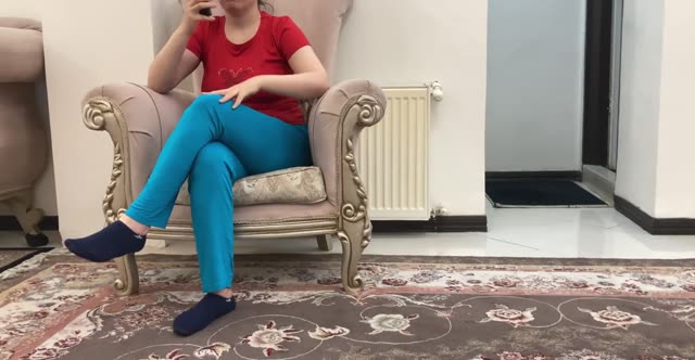ساک زدن میلف سکسی در حال حرف زدن با تلفن