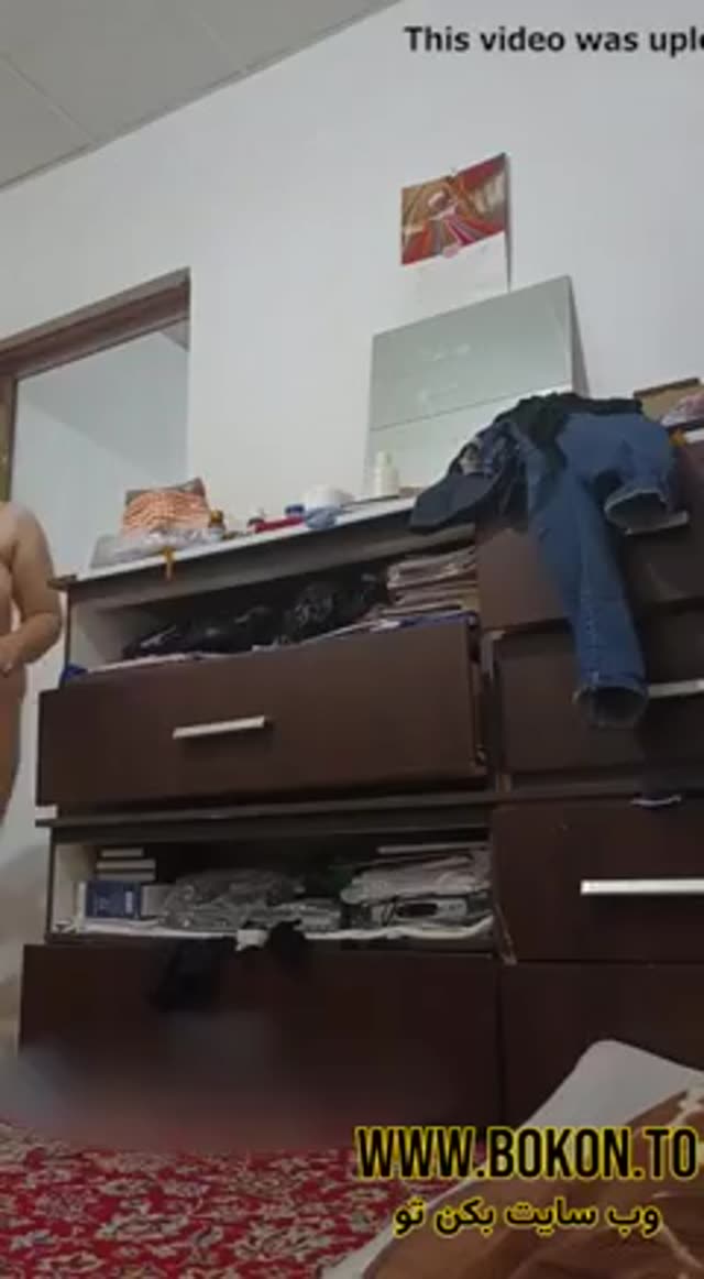 مخفیانه از خشک کردن بدن و لباس پوشیدن یک زن فیلم گرفتن.mp4
