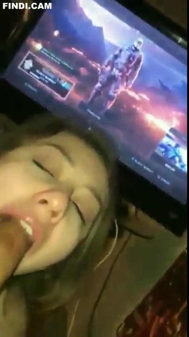hot girl sucks nerd while he games