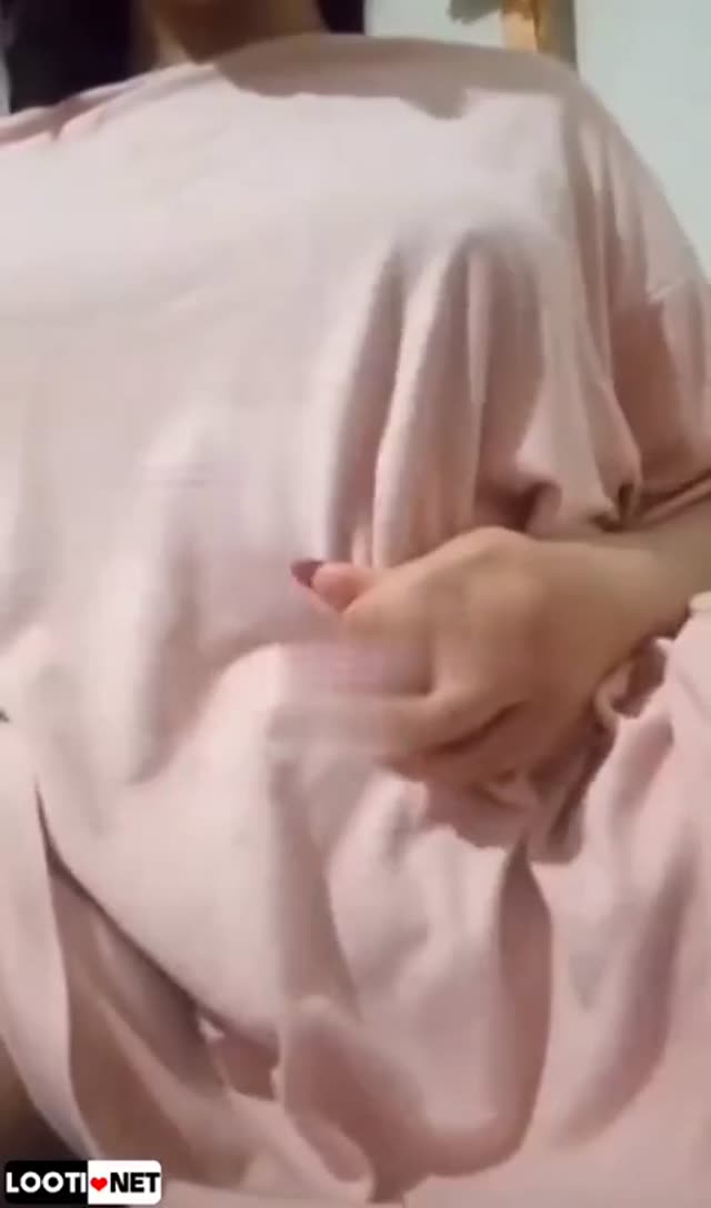 بدن نمایی دختر گوشتی کص صورتیش نشون میده.mp4