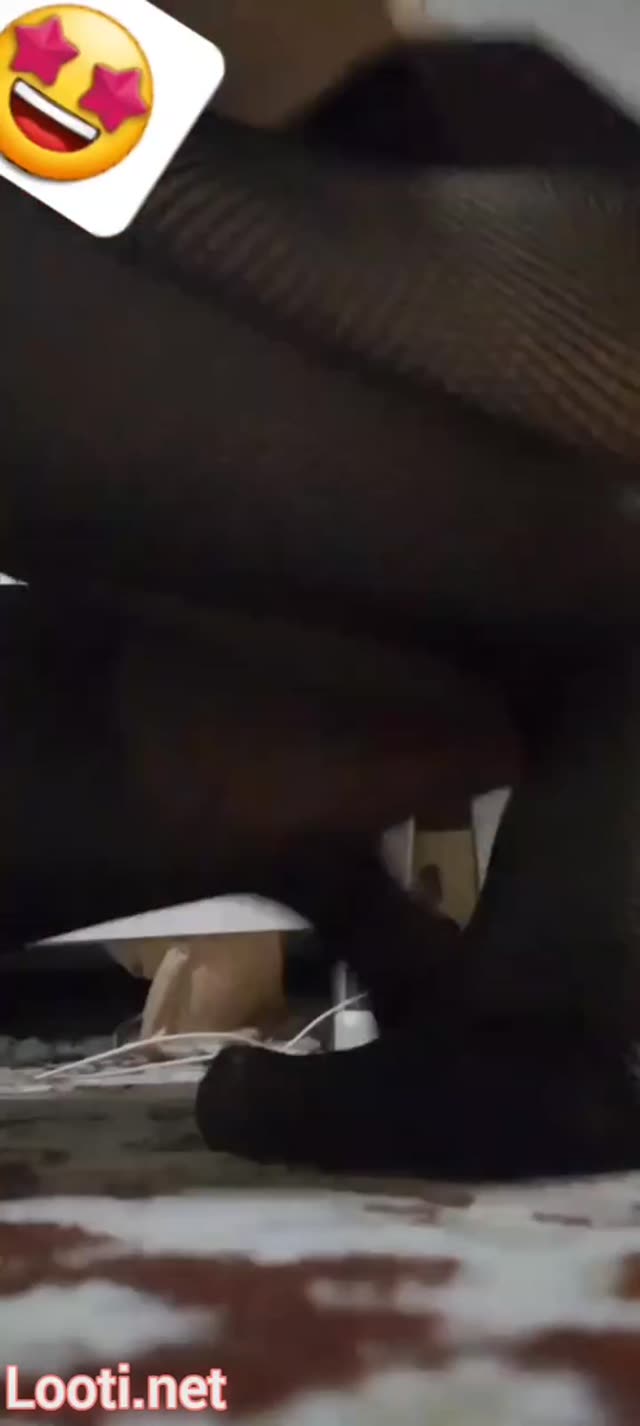 دختر حشری ماژیک تف میزنه و تا ته میکنه توی سوراخ کون تنگش.mp4
