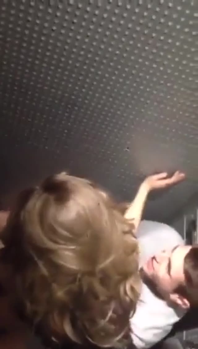 Hookup in club toilet