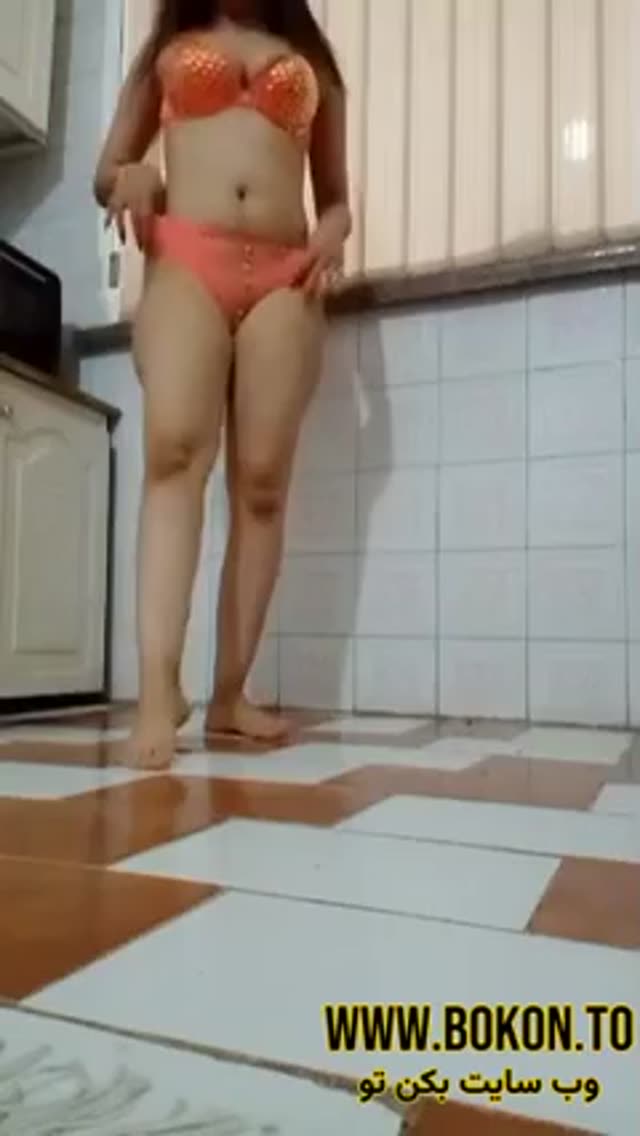 بدن نمایی دختر خوشگل برای دوست پسر.mp4