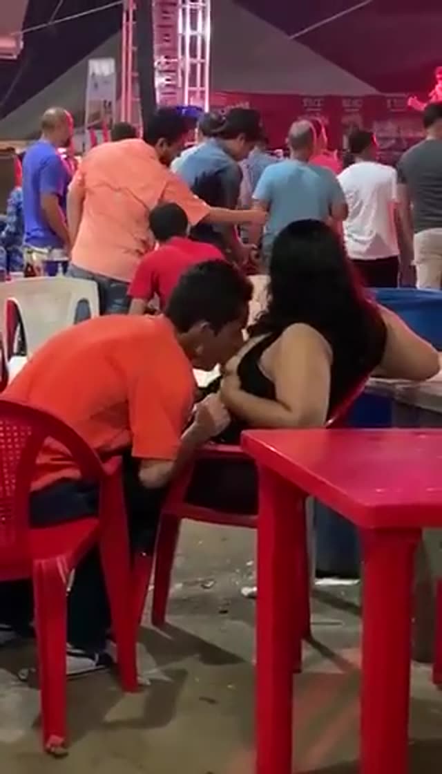 ممه خوری در ملع عام😋💦(فیلم)