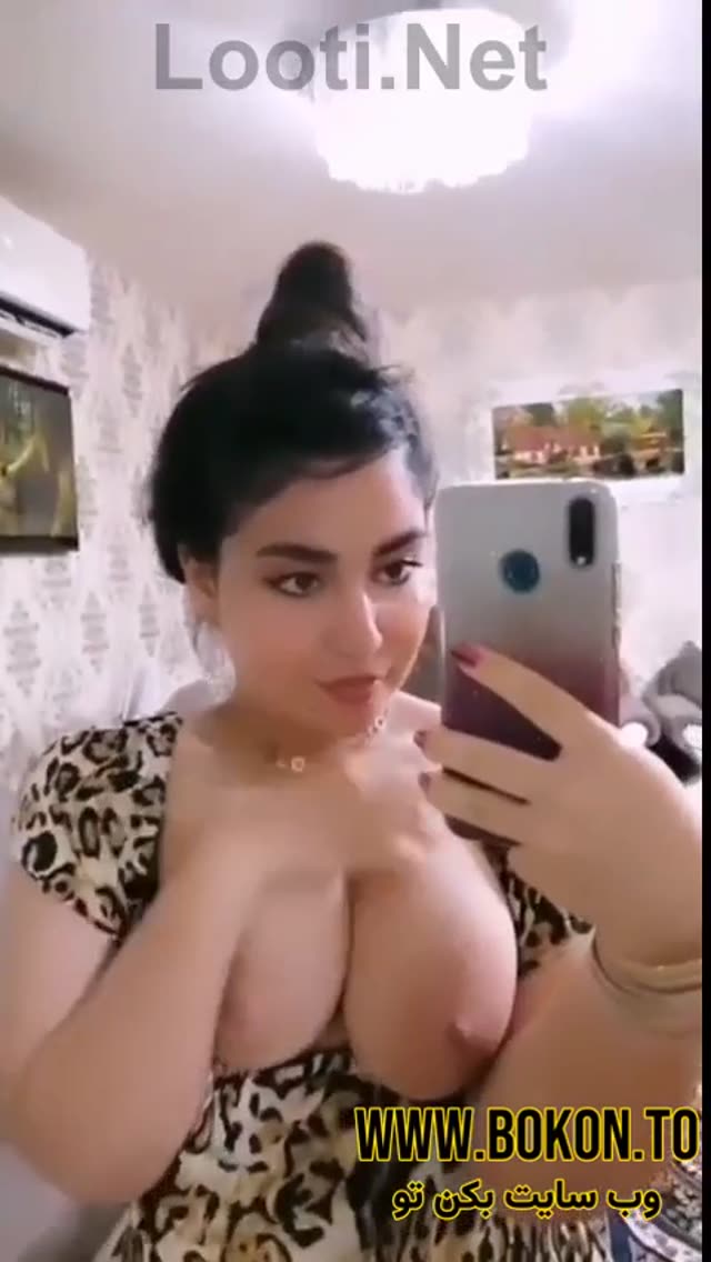 دختره سینه ها رو انداخته بیرون و داره بدن نمایی میکنه.mp4