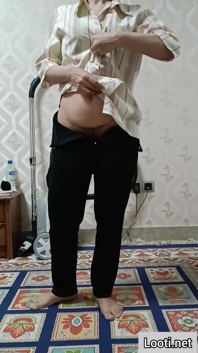 هدیه لباساشو بیرون میاره ومحمد دیوث ازش فیلم میگیره