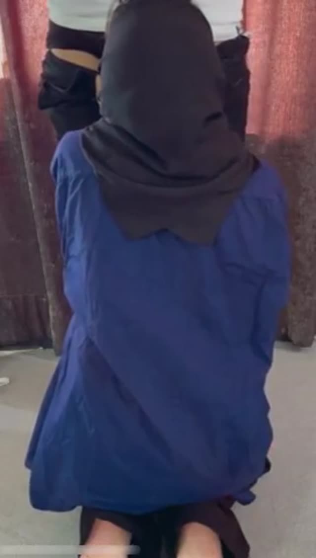 ساک زدن دختر ایرانی با روسری و مانتو