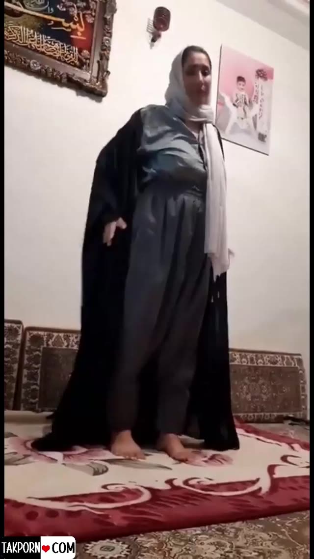 اندام نمایی و خودارضایی میلف چادری پارت دوم