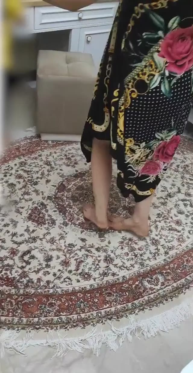 مخفی از زیر دامن جیگر وطنی در حال قر دادن