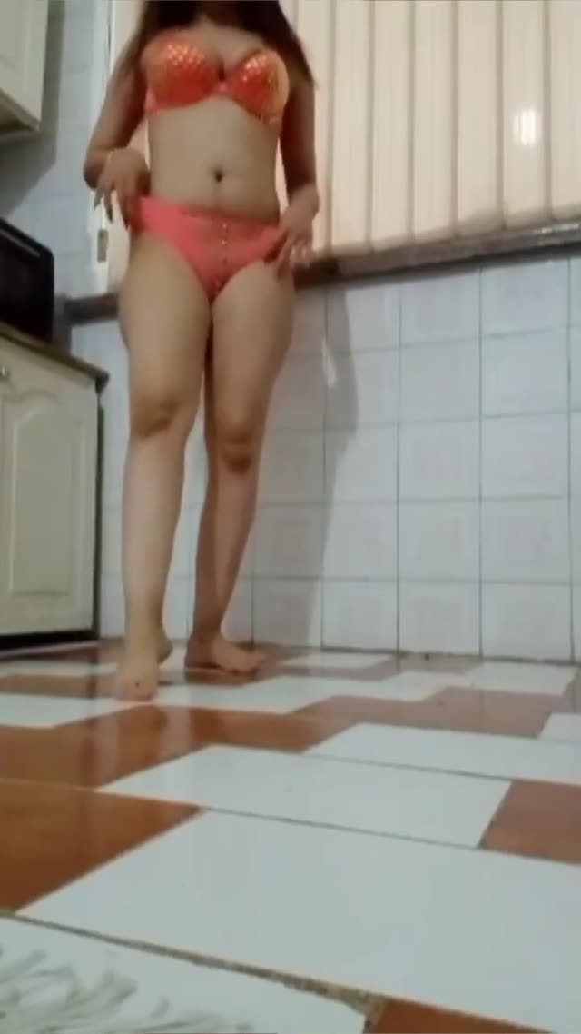 دختر جوون و ممه گنده خوشگل جلو دوربین کص و کونش رو نشون میده