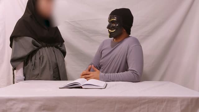 سکس داستانی اول ساک میزنه بعد روی میز میخوابونه دختره رو و میکنه تو کصش