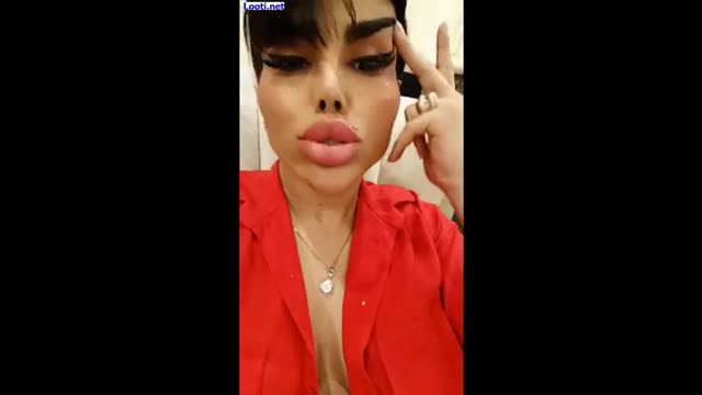 لایو زنه نوک ممه هاش میوفته بیرون از لباسش