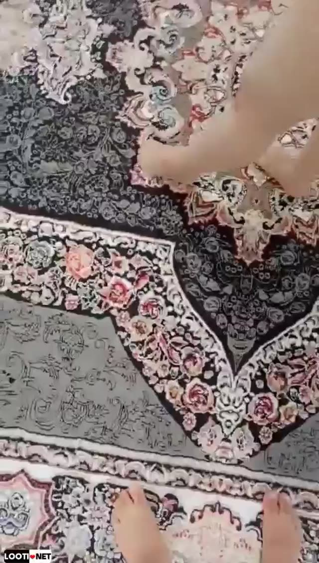 اینبار با ست قرمز اول بدن نمایی میکنه بعد ساک میزته از اخرم داگی میده به دوس پسرش