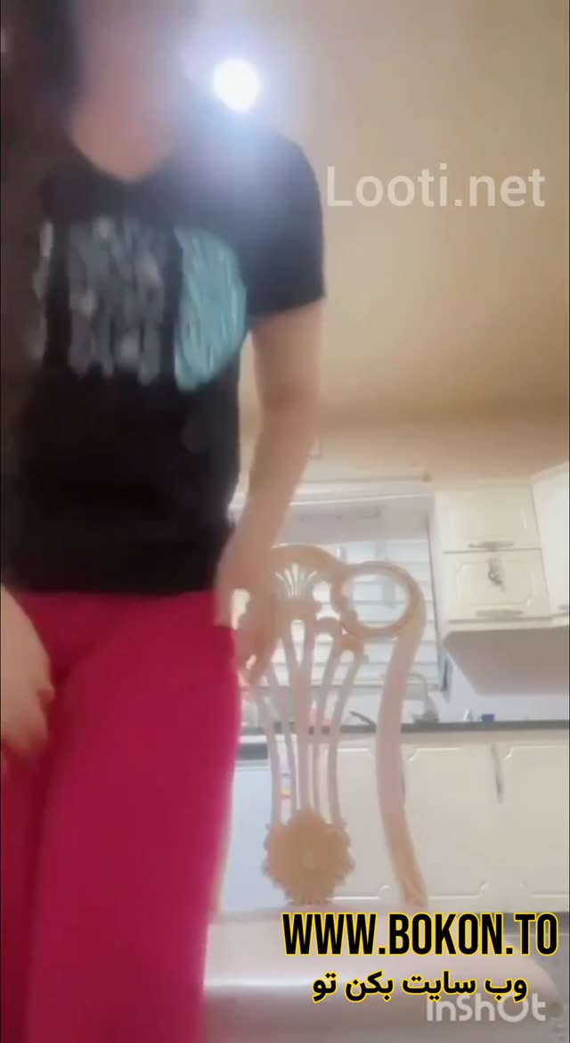 داف سکسی تو اشپزخونه کسشو میماله و باز میکنه.mp4