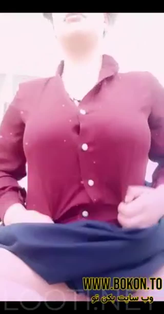 دختر تازه به دوران رسیده جلو دوربین بدن نمایی و ممه نمایی میکنه.mp4