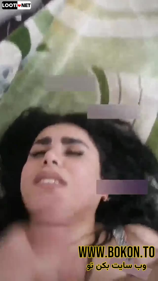 تو دهنش و صورتش آبشو خالی میکنه.mp4