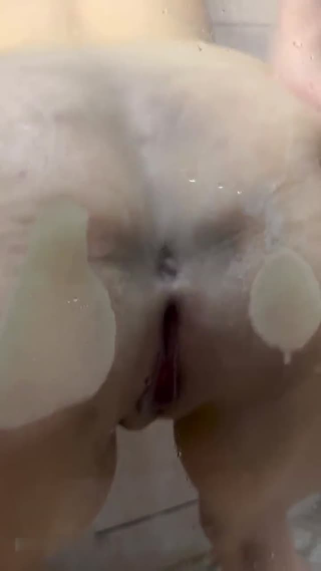 دختر حشری ممه گنده توی حموم با کص و کون خودارضایی می کنه
