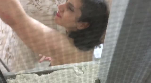 مخفی از پنجره حموم