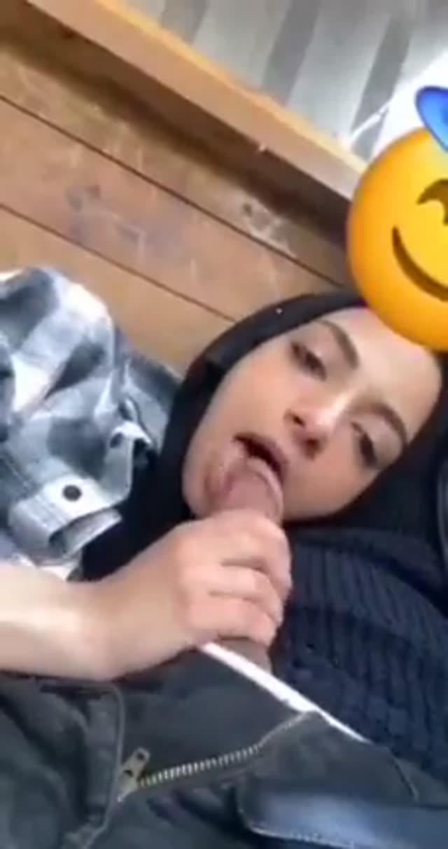 ساک زدن دختر سکسی محجبه