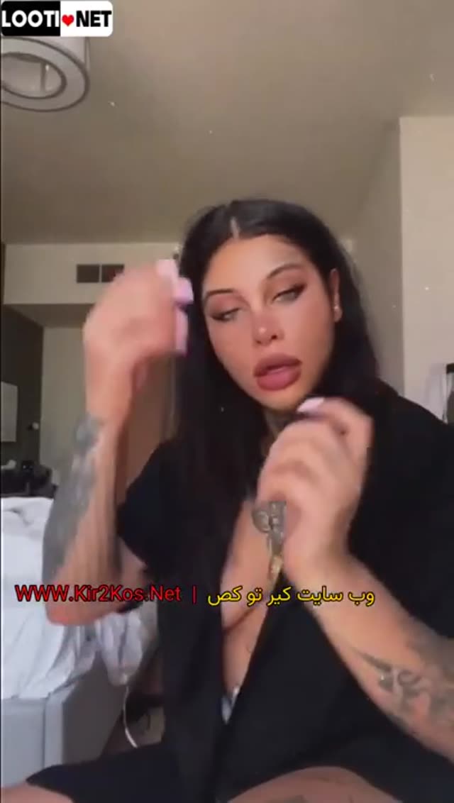 لایو دختره دکمه هاش بازه ممه هاش میوفته بیرون از لباسش.mp4