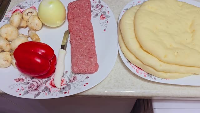 بدن نمایی، آشپزی کردن خانوم یوتیوبر ایرانی با لباس سکسی